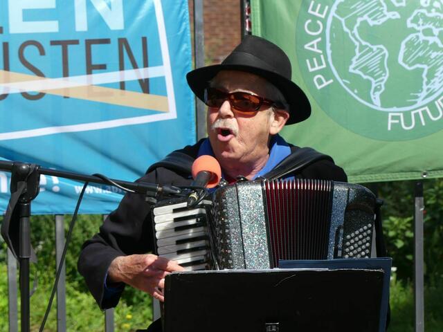 Der Musiker Willy Schwarz berührte mit seinen Darbietungen die Teilnehmerinnen und Teilnehmer.