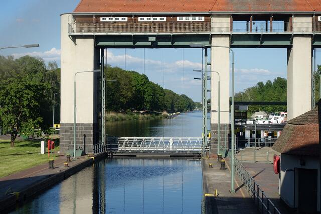 Die Machnower Schleuse, Blickrichtung Ost. Die Schleuse gleicht den Höhenunterschied zwischen Spree und Havel am Teltowkanal aus  -  2.7 m