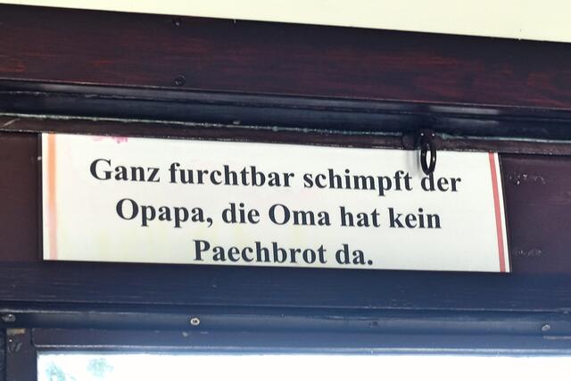 "Janz wurscht, wat druffliecht – eens ist wichtig:
mit Paech-Brot liechste imma richtig!"
