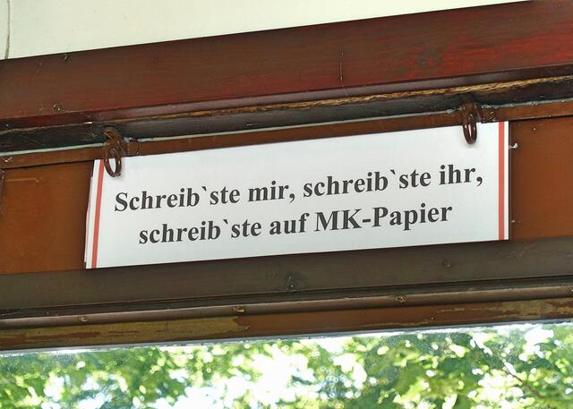 MK steht für den Unternehmer Max Krause. Es gab noch einen weiteren Slogan, der aber untergegangen ist und nicht mehr verwendet wurde "MK-Papier schreibt der Soldat, auch wenn er noch kein Liebchen hat."