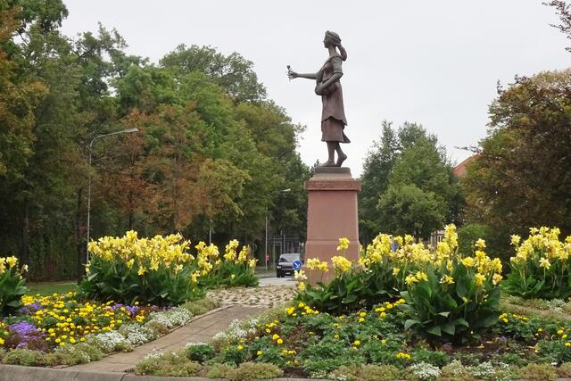 die Blumengöttin Flora von 2001 in Quedlinburg, das Original von 1901 wurde 1944 zu Kriegszwecken eingeschmolzen.