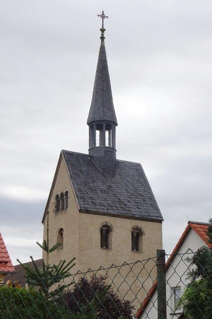 der romanische Turm der St. Andreas Kirche von 1210 in Warnstedt