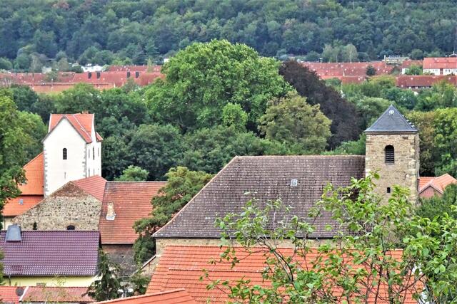 links der Turm des Wendhuser Klosters in Thale rechts die St. Andreas - Kirche
