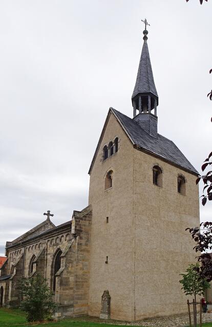 St. Andreas Kirche mit dem romanischen Turm und dem im neugotischen Stil errichtetem Kirchenschiff