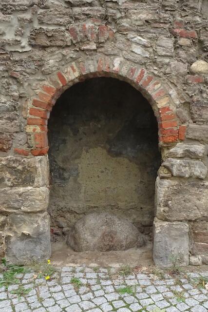 "die zugemauerte Tür" mit Sühnestein am Kloster Wendhusen