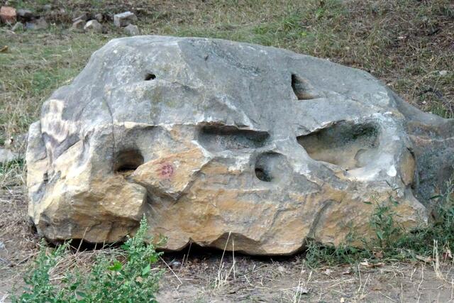 dieser Lochstein befindet sich auf der Kuppe des Honigsberges
