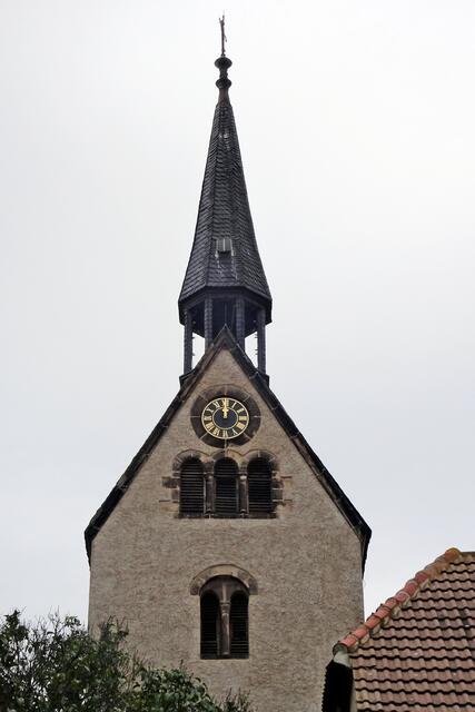 der romanische Kirchturm St. Georg in Warnstedt, der filigrane Turmhelm ist eher ein Dachreiter