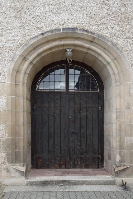 Eingang in den romanischen Kirchenturm