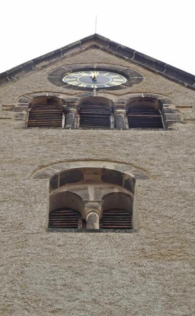 der  Kirchenturm mit Glockenstube, Schallraum und Uhr