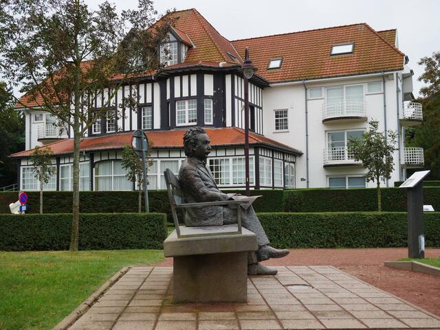 8.9.2020. Einstein vor der Villa „ Au Coeur Volant"-