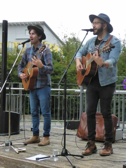 Das Folk-Duo "Oak Hill Road" mit Florian Hirle (links) und Helmuth Baumann (rechts) erzählte spannende Geschichten über Menschen, Tiere, Landschaften, Erfahrungen und Gefühle.
