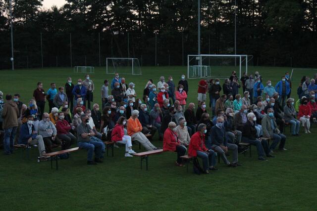 Wegen Corona: Mitgliederversammlung auf dem Fußballfeld