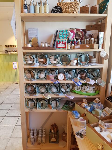Shampoos und Seifen, auch sie unverpackt natürlich ...
