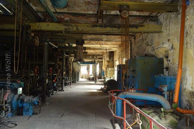 In der alten Papierfabrik bei der Papiermaschine