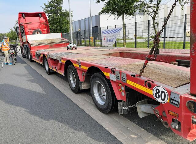 Siehe Mitte, und siehe nächstes Bild: Schwersttransport ... ;-)