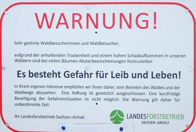 leider müssen solche Schilder auf die im Harz derzeit herrschenden Gefahren hinweisen