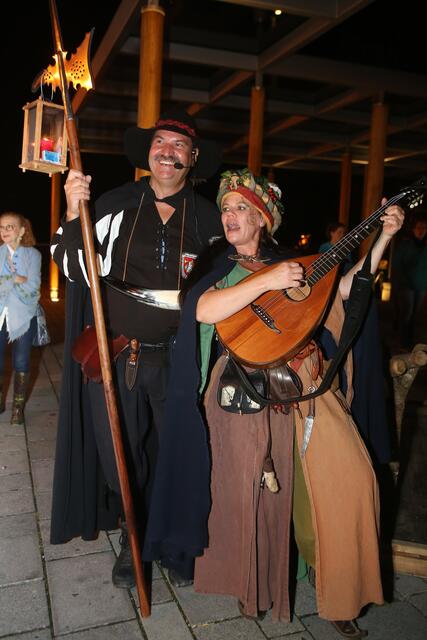 Auch Führungen - hier mit Nachtwächte rund Hexe - gehören zum programm der Museumsnacht. | Foto: Erich Echter