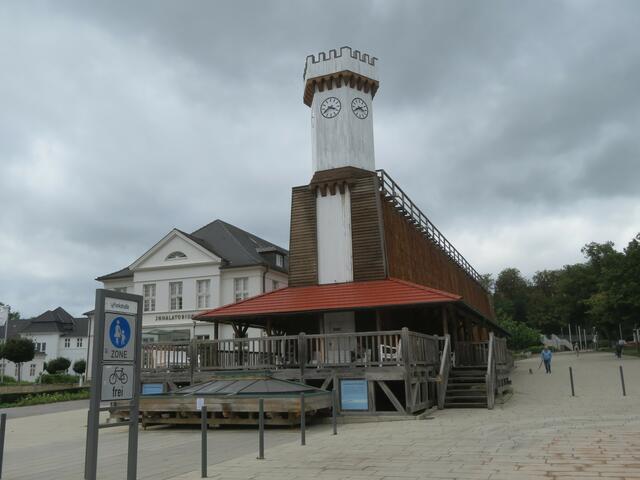 Hinter dem Turm das Gradierwerk