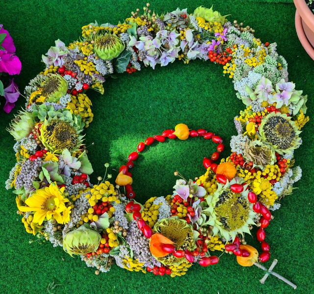Herbstkranzl mit Rosenkranz einer Pilgerin aus dem Bayerischen Wald