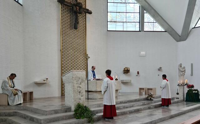 Dekan Clemens Voss, Pater Michael und Ministranten beim Gottesdienst in St. Johannes der Täufer, Bodenkirchen