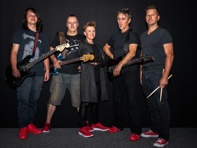 Das Energiebündel Tina Schüssler mit ihrer Band (Adrenalinplus). Von links: Aaron Hoffmann, Thomas Sedlmeier Tina Schüssler, Harald Zeidler und Andreas Eppli | Foto: Annabell Fiebiger