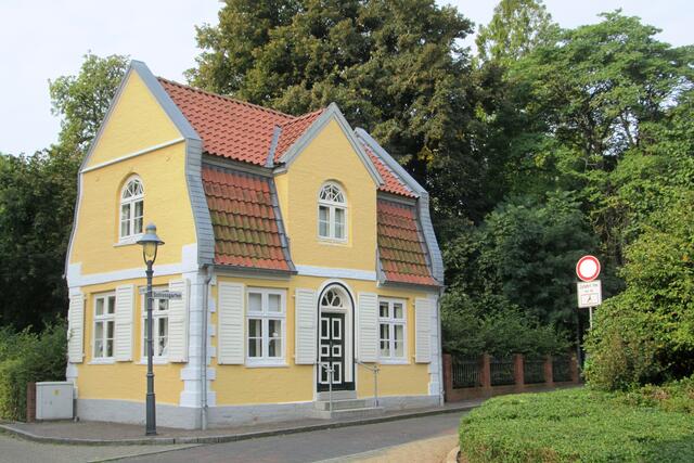 Das nahe gelegene, 2012 renovierte Gärtnerhaus am Schloss Ritzebüttel ist ein Blickfang.
