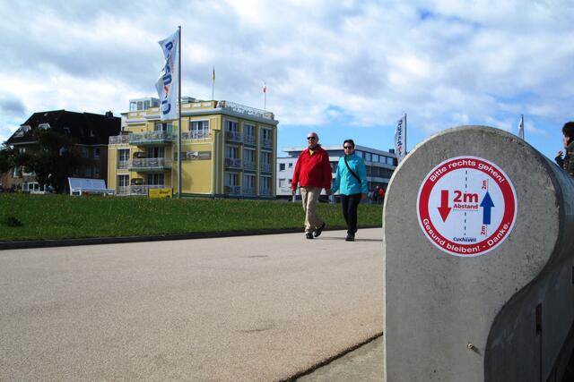 An der Standpromenade bitten die Corona-Hinweisschilder um eine geordnete Gehweise zur Wahrung des Abstands: Bitte rechts gehen!
