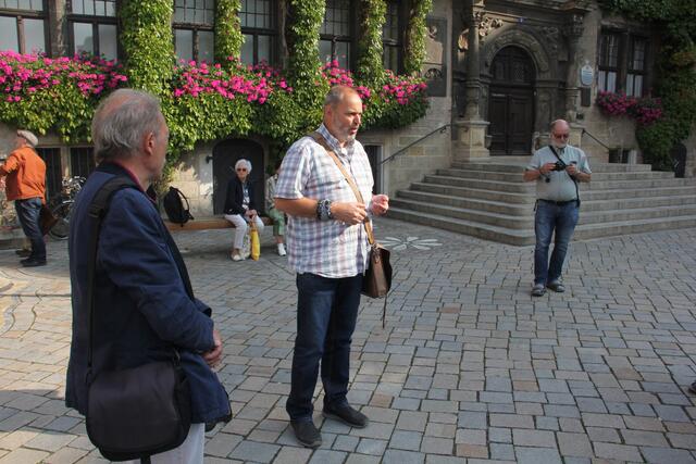 In der Mitte der Stadtführer