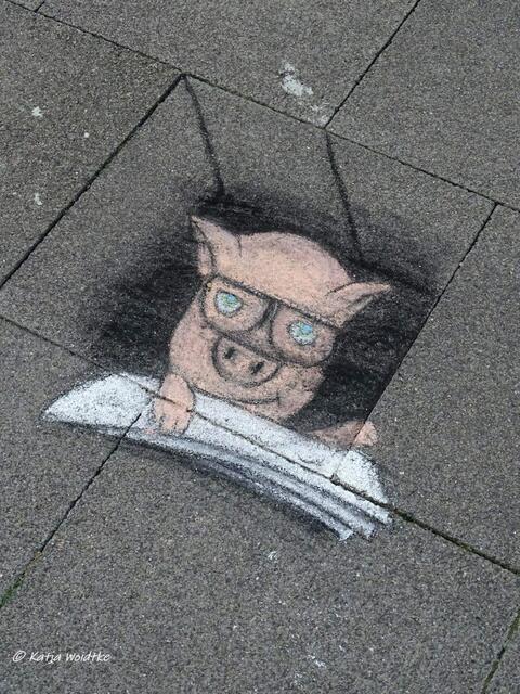 Vergängliche Kunst aus Kreide - herzlichen Dank an Shivan Shareef für dieses zauberhafte Kunstwerk! Entdeckt im Langenhagener Stadtzentrum. Den Künstler findet ihr auch auf Instagram. (Foto: Katja Woidtke)