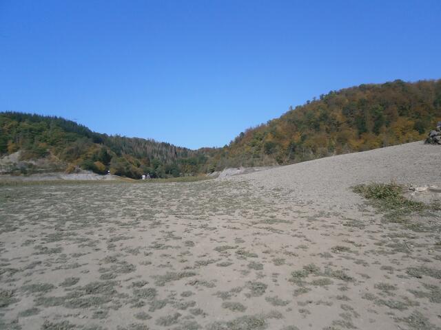 Ausgetrockneter Boden des Sees.
