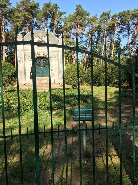 Mausoleum für Gerhard Hoyermann: https://de.wikipedia.org/wiki/Datei:Mausoleum_Gut_Lohne.jpg