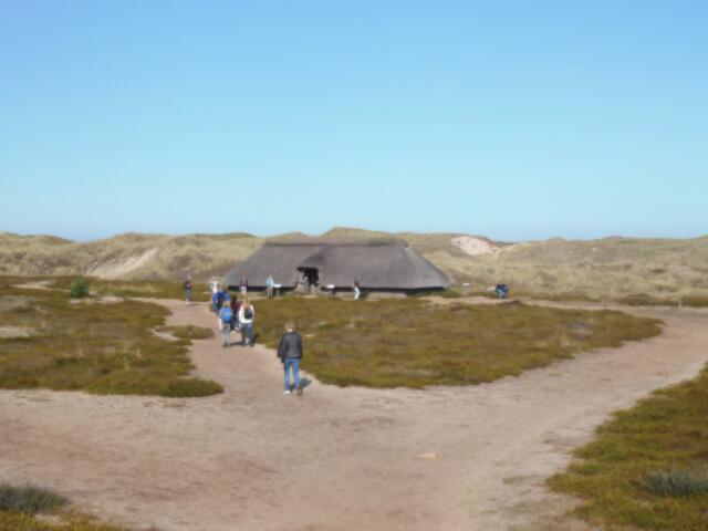 Mitten in den Dünen, in der Nähe der Vogelkoje Meeram, befindet sich ein Haus aus der Eisenzeit.