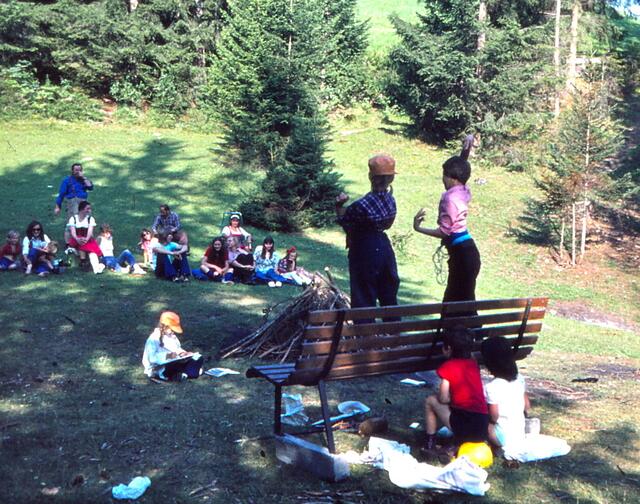 gemeinsame Abendgestaltung mit Schauspiel der Kinder, August 1973