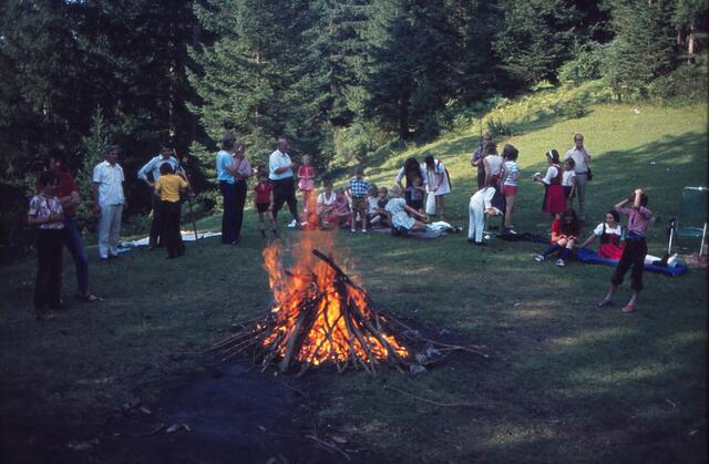 gemeinsamer Abend am Lagerfeuer, 1973
