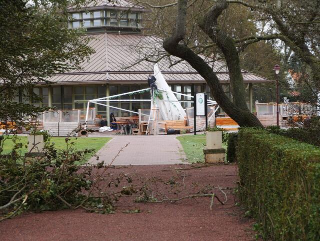 Der Pavillon hat auch was abbekommen.