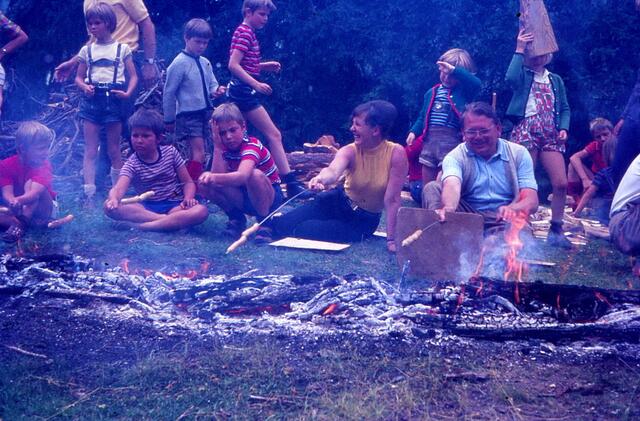 gemeinsames Würstchenbraten, Juli 1973