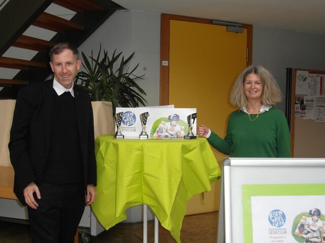 Stadtpfarrer Gugler und Susanne Lucas, Leiterin der Stadtbücherei | Foto: Barbara Daxl