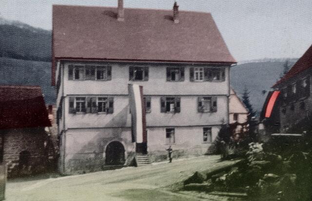 Das Pfarrhaus zu Unterhausen/Württ., hier mit einer gewaltigen Reichsflagge geschmückt, wurde als repräsentatives Wohn-, Wirtschafts- und Amtsgebäude vor 300 Jahren von der Freien Reichsstadt Reutlingen finanziert und in ursprünglich-süddeutscher Fachwekbauweise erstellt.
