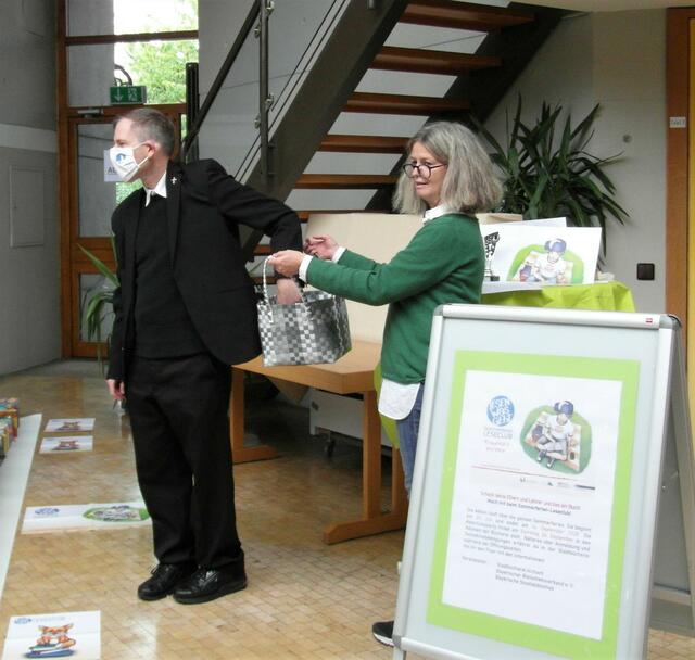 Stadtpfarrer Gugler als "Lottofee" | Foto: Barbara Daxl