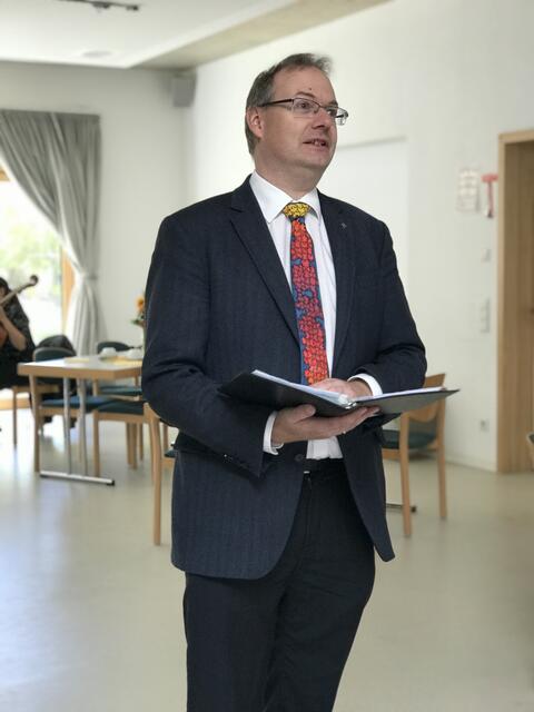 Pfarrer Falko von Saldern eröffnet die kleine Ausstellung, die Ausschnitte aus der 50-jährigen Geschichte der Gemeinde präsentiert