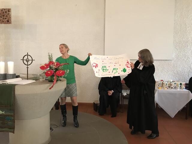 Pfarrerin Claudia Fey überbringt ein "Glückwünschschreiben" der Kinder aus dem parallel veranstalteten Minigottesdienst in Stätzling