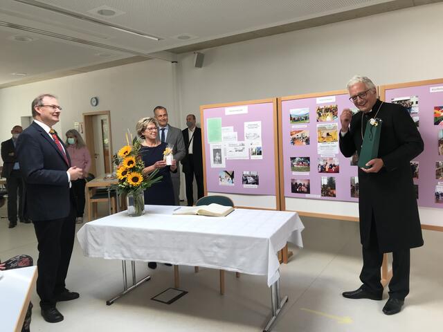 Große Freude hatte der evangelische Regionalbischof Axel Piper (rechts) an seinem Besuch in Friedberg. Nach seiner Predigt im Festgottesdienst zum Doppeljubiläum der evangelischen Gemeinde trug er sich ins Gästebuch der Stadt Friedberg ein und freute sich über trefflich ausgewählte Gastgeschenke, die Pfarrer Falko von Saldern, Monika Göppel, Vertrauensfrau des Kirchenvorstands, und Bürgermeister Roland Eichmann ihm überreichten