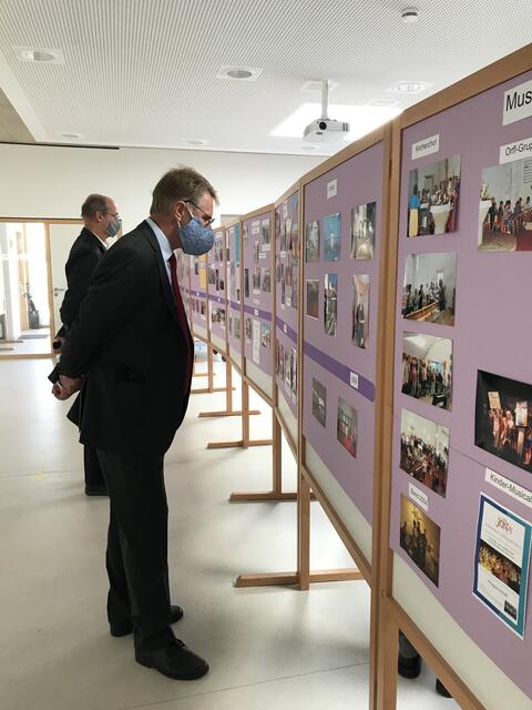 Großes Interesse bei Besuchern jeden Alters findet die Ausstellung, die chronologisch und thematisch eine kleine Rückschau auf das Wirken der Gemeinde in den vergangenen 50 Jahren präsentiert
