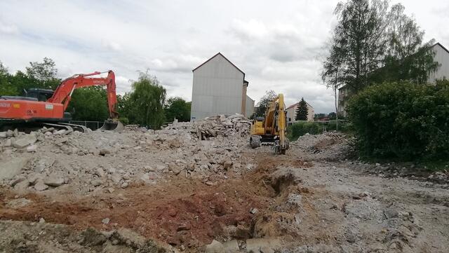 Abriss von einem Neubaublock von 19 März bis19 Juli 2020 !