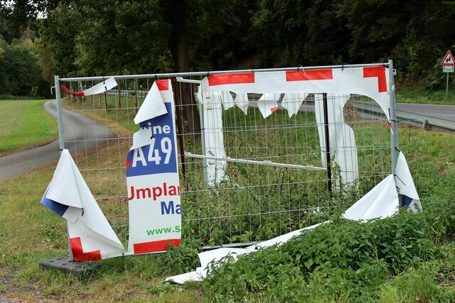 Zerstörte Banner einer Bürgerinitiative in Lehrbach