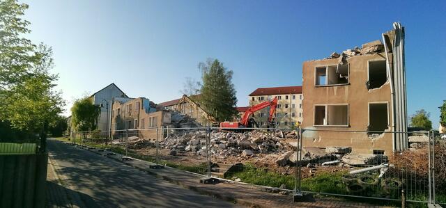 Abriss von einem Neubaublock von 19 März bis19 Juli 2020 !