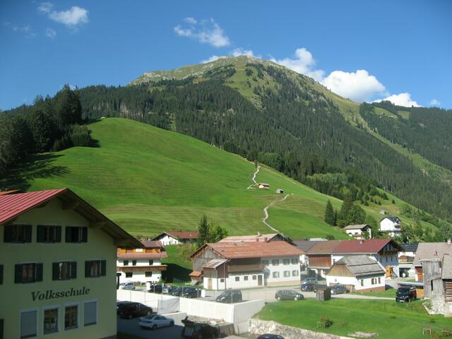 Rückweg bei gleißender Hitze und ohne Schatten über den sogenannten "Schiggen-Weg" (kurze Variante). Weit oberhalb ein sogenanntes "Lusthäuschen".