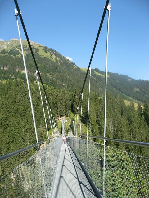 Mein erster, zaghafter Schritt auf die Brücke. Zugegeben: Mein Mut hat mich verlassen!