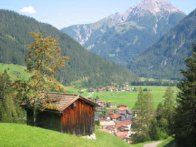 Blick zurück in den Ort Holzgau.