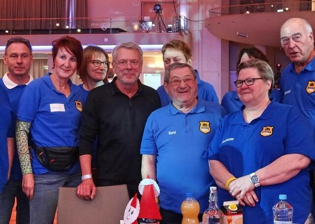 Reinhard Mey mit den Hertha Cops, Foto vom letzten Jahr. Genau wie er, treten alle Künstler im Showprogramm ohne Gage auf.